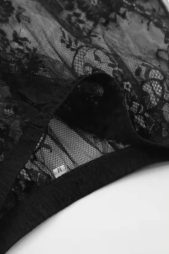 JENN - High-waisted lace skirt in black